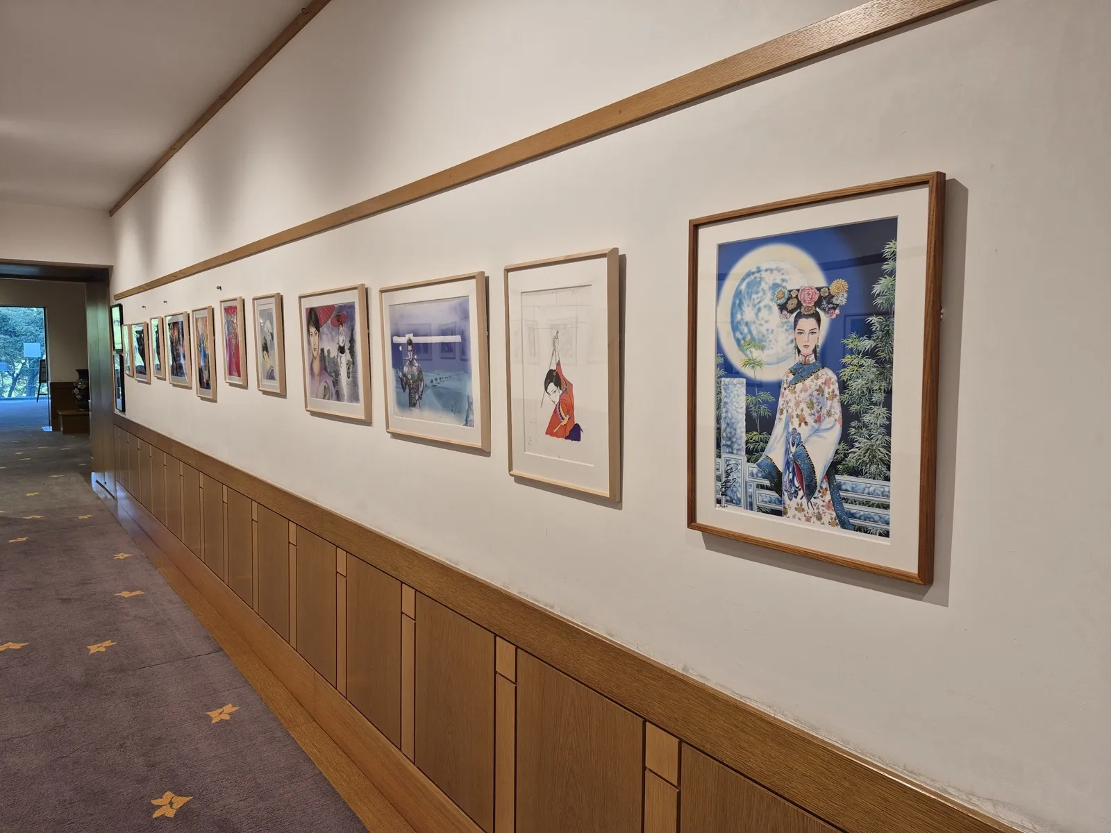 額装された漫画作品が並ぶ展示通路