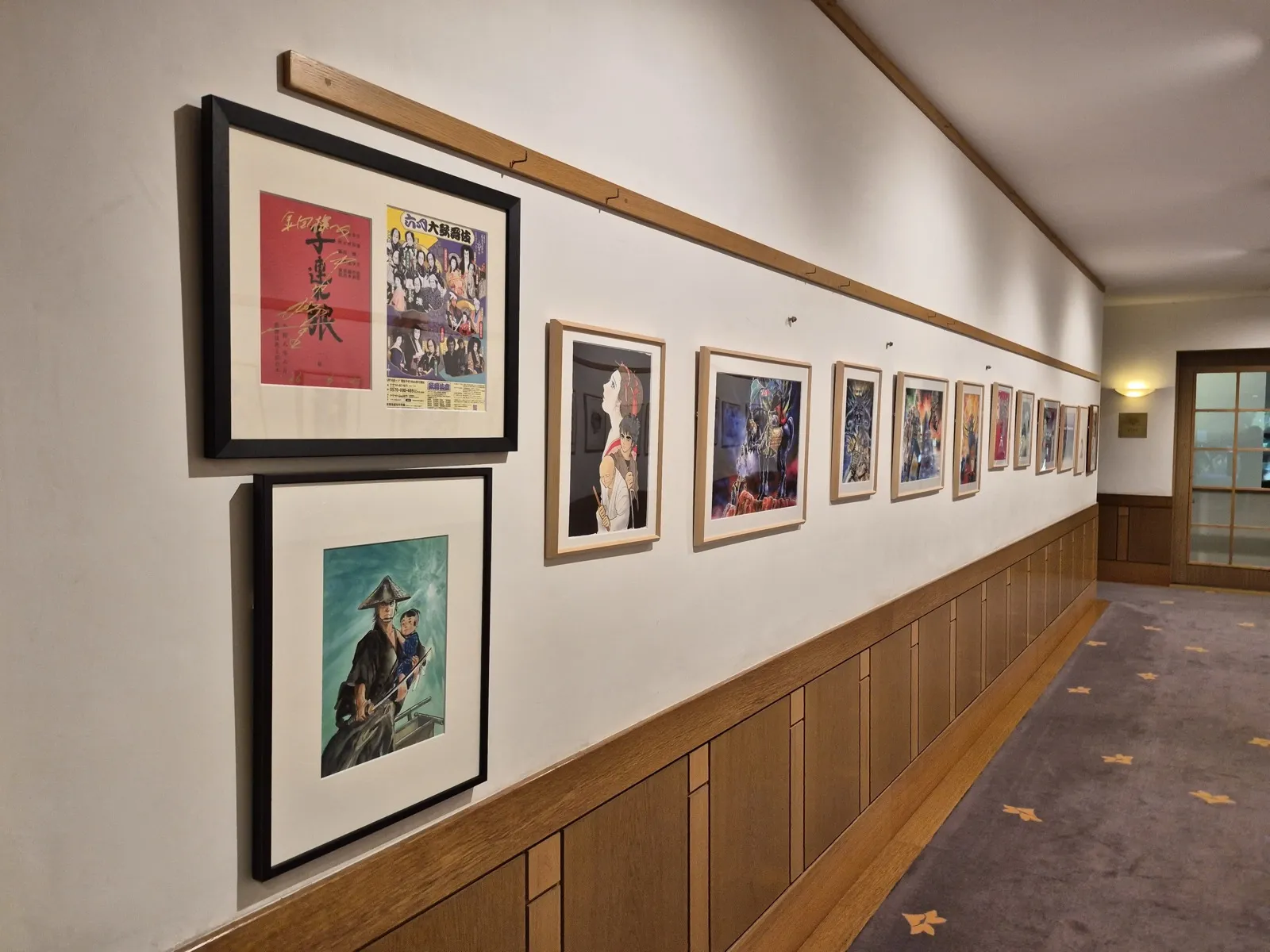 額装された漫画作品が並ぶ展示風景